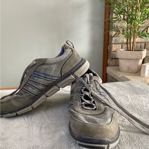 Skechers men’s tennis shoe.  Size 10.